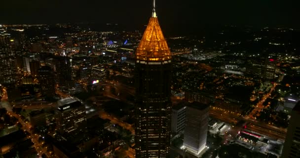 Atlanta Aerial V469 Panning Naar Verticaal Stadsgezicht Nachts Juli 2018 — Stockvideo