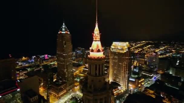 Cleveland Ohio Aerial Ночной Панорамный Вид Города Башней Терминала Переднем — стоковое видео