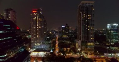 Bangkok Tayland Havayolları v21 Alçak gece görüşü otel detaylarıyla caddenin üzerinden uçuyor - Mart 2018