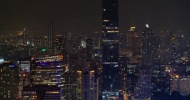 Bangkok Tayland Havayolları v24 Yüksek 'ten gece şehir merkezinin düşük kuş bakışı görüntüsüne - Mart 2018