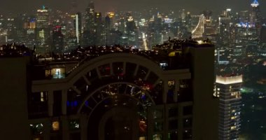 Bangkok Tayland Havayolları V22 Gece vakti çatı katı restoran barının görüntüsü - Mart 2018