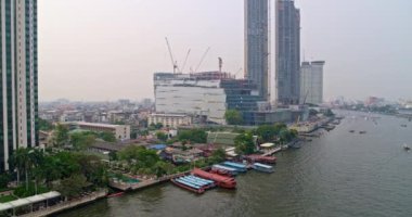 Bangkok Tayland Hava Aracı Khlong Ton Sai bölgesinde nehir ve inşaat detaylarıyla alçaktan uçuyor - Mart 2018