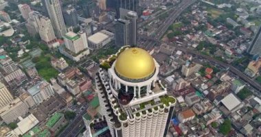 Bangkok Tayland Havayolları V31, önü bahçe çatısı olan nehir kenarının hızlı görüntüsü - Mart 2018