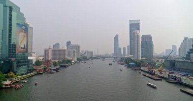 Bangkok Tayland Hava Aracı nehir ve köprü manzaralı nehir yolu üzerinde çok alçaktan uçuyor - Mart 2018