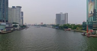 Bangkok Tayland Havayolları V41 nehir kıyısındaki bina detaylarıyla alçaktan uçuyor - Mart 2018