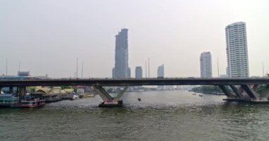 Bangkok Tayland Havayolları v45 Kıyıya ve köprüye bakan nehir kıyısında alçaktan uçuyor - Mart 2018