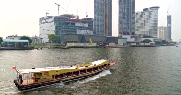 Bangkok Tajlandia Aerial V60 Panning Low Moving Boat Path Waterfront — Wideo stockowe