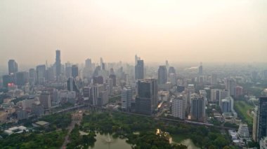 Bangkok Tayland Havayolları v77 Panning şehir manzaralı ulaşım ve park - Mart 2018