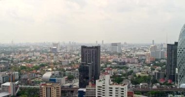 Bangkok Tayland Havacılık v100 Phaya Thai yakınlarındaki şehir manzarasının panoramik görüntüsü, sağa dönüyor - Mart 2018