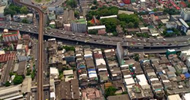 Bangkok Tayland Hava Yolları v105 Otoyol ve Zafer Anıtı trafiğinin yavaş ve detaylı görüntüsü - Mart 2018