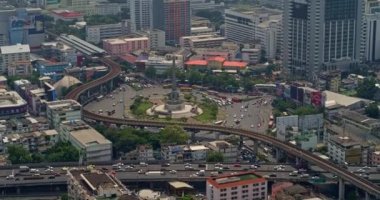 Bangkok Tayland Hava V116 alçaktan uçuyor, Zafer Anıtı ve trafiğine yakınlaşıyor - Mart 2018