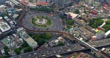 Bangkok Tayland Havacılık v107 Panning Birdeye Zafer Anıtı kavşağı ve otoyolu - Mart 2018