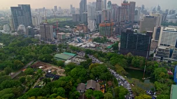 Bangkok Thailand Flygfoto V87 Flying Low Birdseye View Lumpini Park — Stockvideo