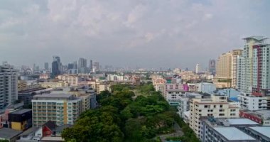 Bangkok Tayland Havacılık v138 Santiphap Parkı ve çevresindeki mahalleler üzerinde çok alçaktan uçuyor - Mart 2018