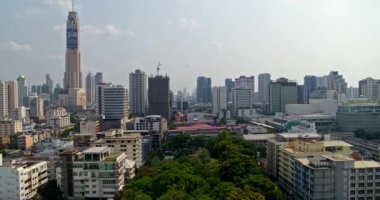 Bangkok Tayland Havayolları v137 Ratchathewi ve Pathum Wan bölgelerinde çok alçaktan uçuyor.