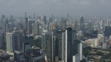 Bangkok Tayland Hava Yolları v172 Pathum Wan bölgesinde alçaktan uçuyor Ratchathewi şehir merkezi manzaralı - Ocak 2020