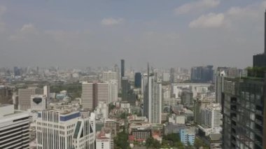 Bangkok Tayland Hava V166 Watthana ve Soi Sukhumvit üzerinde alçaktan uçuyor şehir manzaralı - Ocak 2020