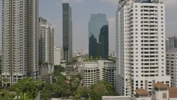 Bangkok Tailandia Aerial V163 Volando Bajo Entre Rascacielos Watthana Zona — Vídeos de Stock