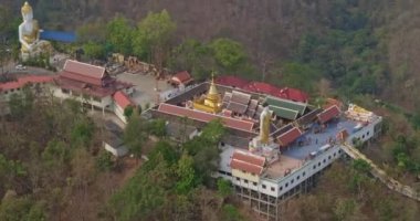 Chang Mai Tayland Hava V6 Tapınağın önünde insanlarla uçuyor - Mart 2018