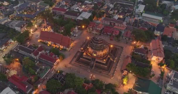 Chang Mai Thailand Aerial V18 Panning Birdseye Temple Detail Dusk — Stok Video