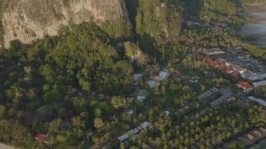 Krabi Tayland Havacılık V4 Birdeye Railay Sahili ve köyü üzerinde günbatımında uçurum manzaralı - Ocak 2020