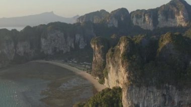 Krabi Tayland Havayolları v5 Tonsai Sahili ve kireçtaşı kayalıkları manzaralı Railay üzerinde uçuyor Ocak 2020