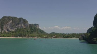 Krabi Tayland Hava V11, Railay Sahili ve köyündeki uzun kuyruk teknelerine doğru alçaktan uçuyor.