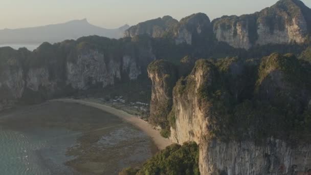 Krabi Tajlandia Aerial Lecący Nad Railay Widokiem Plażę Tonsai Wapienne — Wideo stockowe