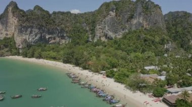 Krabi Tayland Hava Aracı v15 Railay Sahili 'nin üzerinden çevreleyen kireçtaşı kayalıkları arasında geriye doğru uçuyor.