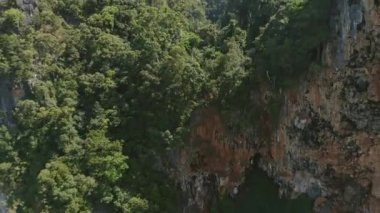 Krabi Tayland Hava Aracı v26 Railey Doğu yamaçlarından geriye doğru uçuyor - Ocak 2020