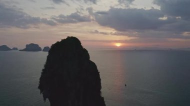 Krabi Tayland Hava V28 Phra Nang Sahili yakınlarındaki kireçtaşı uçurumlarının etrafında alçaktan uçuyor.