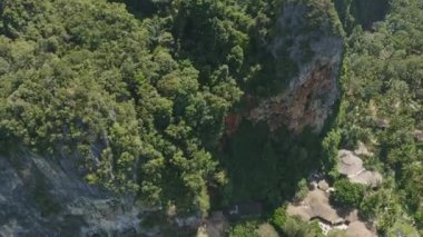 Krabi Tayland Hava aracı v25 Birdeye Railay uçurum kenarına doğru uçuyor - Ocak 2020