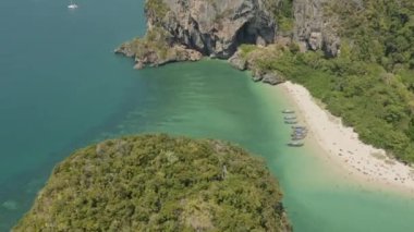 Krabi Tayland Hava V22 Kireçtaşı kayalıklarının yakınında ve çevresinde alçaktan uçuyor Phra Nang Sahili ve çevresindeki adalar - Ocak 2020