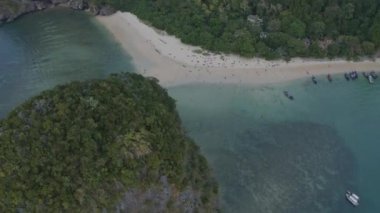 Krabi Tayland Havayolları v29 Alacakaranlıkta Phra Nang Sahili boyunca kireçtaşı kayalıklarının yakınında ve çevresinde alçaktan uçuyor - Ocak 2020