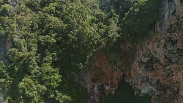 Krabi Thailand Aerial V26 Flight Low Back Away Railey East — 图库视频影像