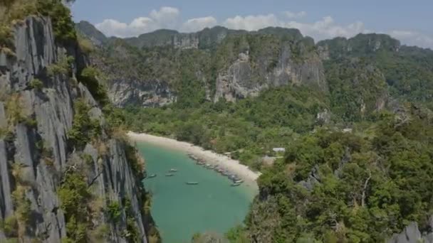 Krabi Thailand Aerial V16 Volare Basso Tra Scogliere Calcaree Verso — Video Stock