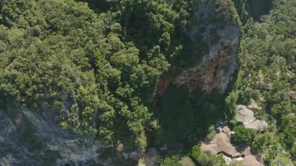 Krabi Thailand Aerial V25 Birdseye Railay Cliffside View 하강하다 2020 — 비디오