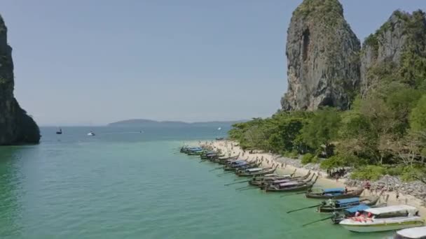 Krabi Thailand Aerial V19 Flying Low Уздовж Пляжу Phra Nang — стокове відео