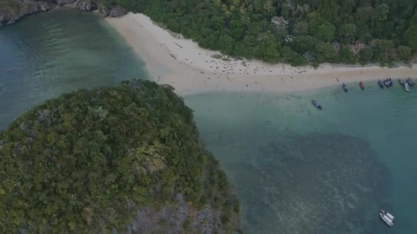 Krabi Thailand Aerial V29 Volar Bajo Cerca Alrededor Acantilados Piedra — Vídeo de stock
