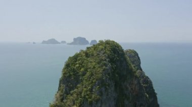 Krabi Tayland Hava V17 Kireçtaşı kayalıklarının yakınında ve çevresinde alçaktan uçuyor Phra Nang Sahili - Ocak 2020