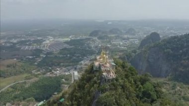 Krabi Tayland Hava Aracı 2020 Ocak 'ında çevresindeki kireçtaşı tepe kayalıkları ile Tiger Cave Mountain Temple etrafında alçaktan uçuyor.