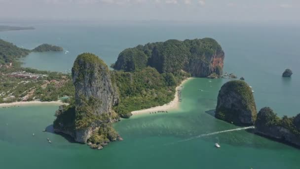 Krabi Thailand Aerial V21 Volando Sobre Bahía Con Vistas Panorámicas — Vídeo de stock