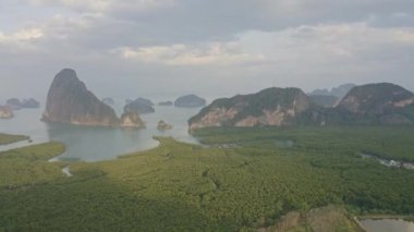 Phang-nga Tayland Havacılık v6 Samet Nangshe 'ye yakın uçuyor günbatımında kireçtaşı tepe tepe manzaralı - Ocak 2020