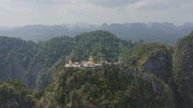 Krabi Tayland Hava Aracı V31 Tiger Cave Mountain Temple 'ın etrafında kireçtaşı tepe uçurumları ile alçaktan uçuyor - Ocak 2020