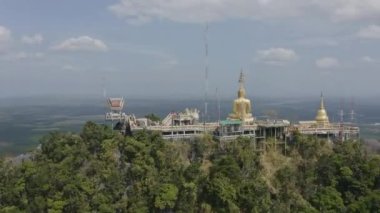 Krabi Tayland Hava Aracı 2020 Ocak 'ında çevresindeki kireçtaşı tepe kayalıkları ile Tiger Cave Mountain Temple etrafında alçaktan uçuyor.