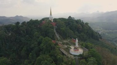 Phang-nga Tayland Havacılık v3 Phra Mahathat Chedi Phutthatham Ban Lue Tapınağı 'na doğru alçaktan uçuyor - Ocak 2020