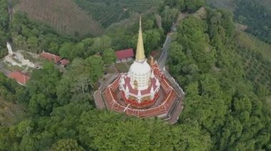Phang-nga Tayland Havacılık v1 Phra Mahathat Chedi Phutthatham Ban Lue ve çevresindeki tapınaklar etrafında alçaktan uçuyor - Ocak 2020