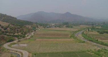 Thung Pi Tayland Hava V5 Tarım ekinleri üzerinde alçaktan uçuyor - Mart 2018