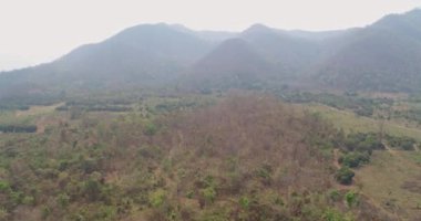 Thung Pi Tayland Havacılık v1 Meditasyon alanlarının yakınlarındaki kırsal alanda uçuyor - Mart 2018