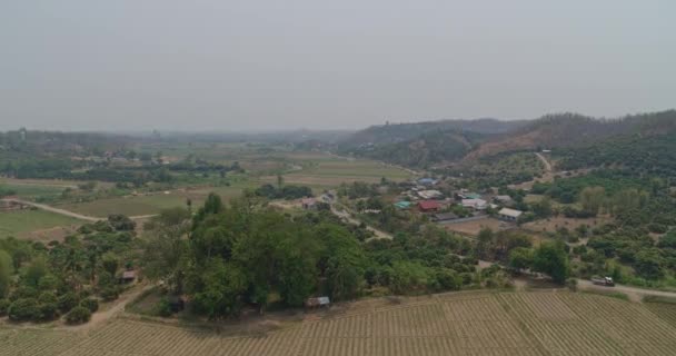 Thung Tailandia Aerial Panorámica Alrededor Pintoresco Campo Con Colinas Marzo — Vídeos de Stock